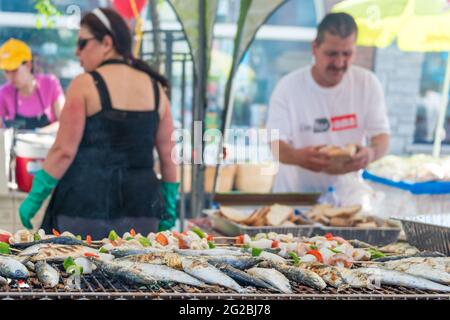 Essen servieren in Dundas West Festival in Little Portugal ist das Festival eine Tradition in der Stadt, die jedes Jahr gefeiert wird Stockfoto