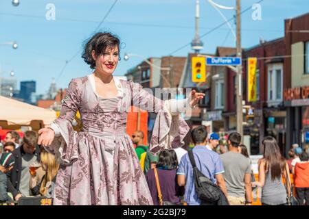 Buskerfrau während des Dundas West Festivals in Little Portugal findet die Veranstaltung jedes Jahr statt, es ist eine Stadttradition, die Tausende zusammenführt. Stockfoto