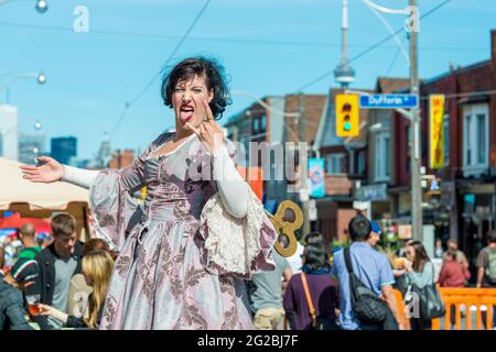 Buskerfrau während des Dundas West Festivals in Little Portugal findet die Veranstaltung jedes Jahr statt, es ist eine Stadttradition, die Tausende zusammenführt. Stockfoto