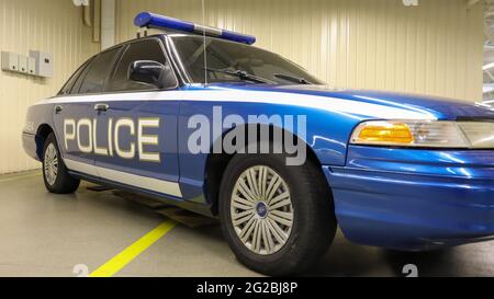 Polizeiauto Ford LTD Crown Victoria. Polizeiauto in Blau mit dem Wort Polizei in Englisch. Die Passagierlimousine wurde in den Jahren 1991-2011 produziert. Ukraine, Kiew - Stockfoto