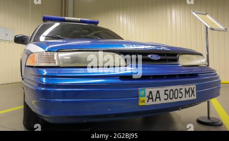 Polizeiauto Ford LTD Crown Victoria. Polizeiauto in Blau mit dem Wort Polizei in Englisch. Die Passagierlimousine wurde in den Jahren 1991-2011 produziert. Ukraine, Kiew - Stockfoto