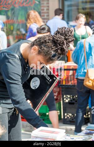 Die Liebe für alte Schallplatten, Menschen kaufen vintage Sammlerstück Acetat, Vinyl oder Kunststoff-Schallplatten in Dundas West Festival ein traditionelles Straßenfest, dass Stockfoto