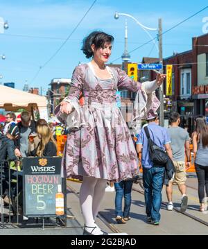 Überlebensgroße Statue einer Frau in einem Kleid in einladender Pose beim Dundas West Festival 2015, Little Portugal, Toronto. Dundas West Festival Stockfoto