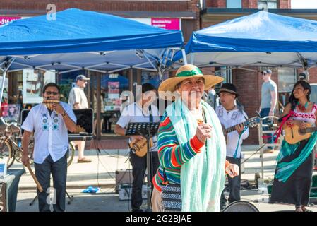 Die Senior Lady tanzt und genießt das Dundas West Festival in Little Portugal, die Veranstaltung findet jedes Jahr statt und ist eine Tradition der multikulturellen Stadt. Stockfoto