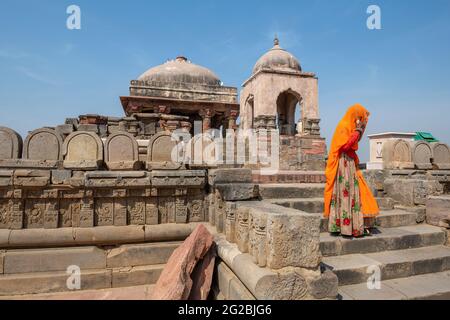 Rajasthani Frau in traditionellen Kleidern Schritte nach unten der alte Harshat Mata Tempel ist ein Hindu-Tempel in der Abhaneri Dorf Rajasthan.Indien Stockfoto