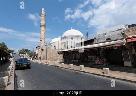 Die Mahmoudiya Moschee in Jaffa von der Straße aus gesehen. Es ist eine der größten und wichtigsten Moscheen in dieser Region. Stockfoto