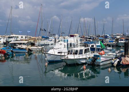 Fischerboote, Yachten und Touristenboote am alten Jaffa Yachthafen. Tel Aviv. Israel Stockfoto