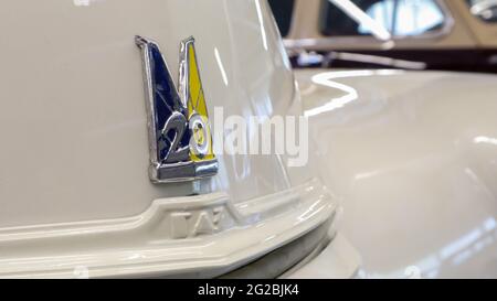 Detail, Schild oder Logo des alten sowjetischen Autos Gaz-M20 Pobeda. Ein altes legendäres Auto im Museum für Retro-Technologie. Ukraine, Kiew - 10. Juni 2021 Stockfoto