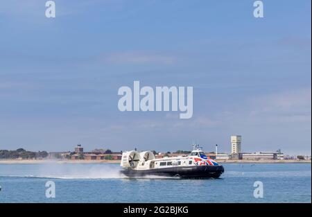 Ein Hovertravel Hovertravel Luftkissenboot kommt von Ryde, Isle of Wight, in einer Wolke aus Spray vom Terminal in Southsea, Portsmouth, an der Südküste von Hampshire, England Stockfoto