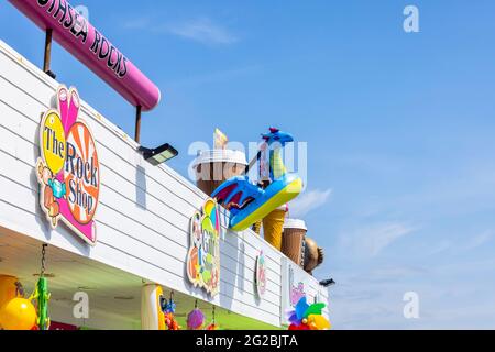 Dachauslage an der Vorderseite der Souvenirläden und Snackbars in Clarence Easpanade, Southsea, Portsmouth, Hampshire, Südküste Englands Stockfoto