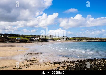 Blick auf den ruhigen Sandstrand bei Ebbe vom Küstenweg aus gesehen. Traeth Bychan, Benllech, Isle of Anglesey, Wales, Vereinigtes Königreich, Großbritannien Stockfoto