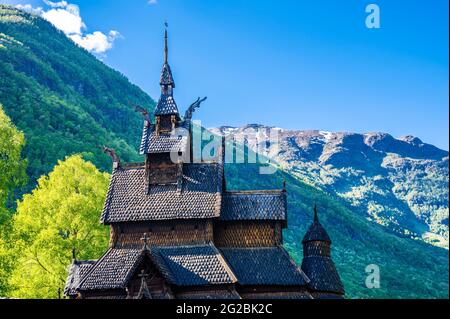 Eine der berühmtesten Stabkirchen Norwegens, die Stabkirche Borgund in Laerdal. Stockfoto