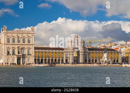 LISSABON, PORTUGAL - 4. NOVEMBER 2017: Die Praca do Comercio im Stadtzentrum von Lissabon vom Fluss Tejo aus gesehen. Stockfoto