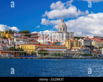 Skyline von Lissabon vom Fluss Tejo aus gesehen, Portugal Stockfoto