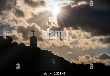 Silhouette des Christusdenkmals Cristo-Rei in Lissabon, Portugal Stockfoto