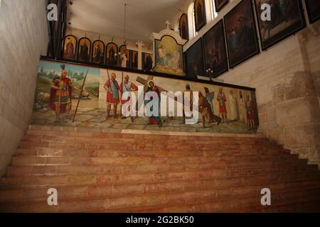 Alexander-Newski-Kirche, Alt-Jerusalem, rekonstruierte Treppe zum byzantinischen Heiligen Grab und Fresko mit Kreuzgetragen von Jesus Christus und Schaulustigen Stockfoto