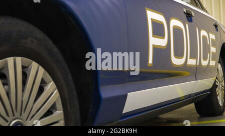 Polizeiauto Ford LTD Crown Victoria. Polizeiauto in Blau mit dem Wort Polizei in Englisch. Die Passagierlimousine wurde 1991-2011 produziert Stockfoto