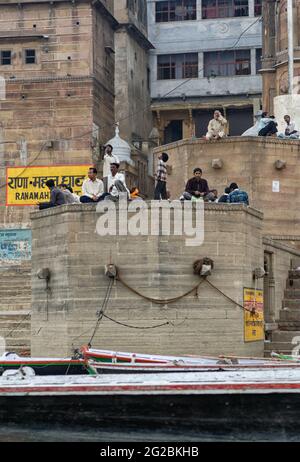 Viele Boote können entlang des Flussufers auf dem heiligen Fluss Ganga ganga in Varanasi, Uttar Pradesh, Indien, gesehen werden Stockfoto