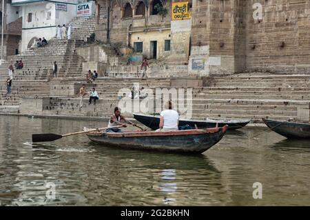 Tourist auf einer privaten Bootsfahrt entlang des Flusses Ganges in Varanasi, Indien Stockfoto