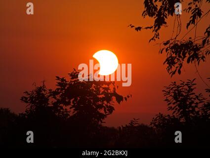 Ringförmige Sonnenfinsternis, 10. Juni 2021. Partielle Sonnenfinsternis von Whitelaw, WI in der Nähe von Manitowoc und Two Runs um 5:21 UHR. Stockfoto