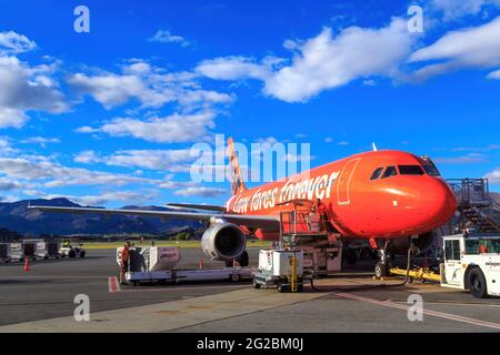 Ein Airbus A320-200, der von Jetstar, einer australischen Billigfluggesellschaft, am Flughafen Queenstown, Neuseeland, betrieben wird Stockfoto
