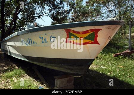 Grenada in der Nähe von Gouyave Gemälde mit grenadischer Flagge auf dem Boot Stockfoto