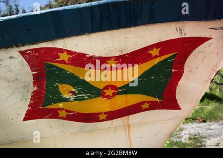 Grenada in der Nähe von Gouyave Gemälde mit grenadischer Flagge auf dem Boot Stockfoto