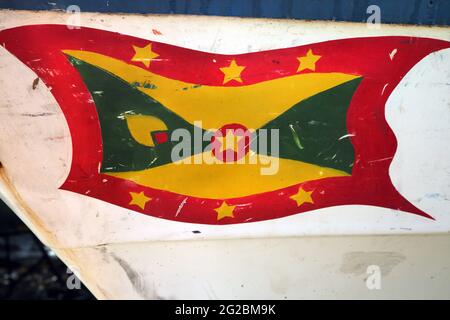 Grenada in der Nähe von Gouyave Gemälde mit grenadischer Flagge auf dem Boot Stockfoto