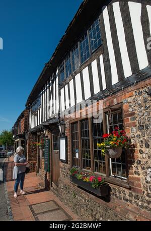 In Alfristion in East Sussex wurde ein Gebäude aus Holz und Stein im Tudor-Stil gebaut. Stockfoto