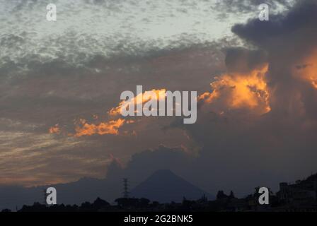 Sonnenuntergang in Guatemala, schadstofffreier Himmel. Stockfoto