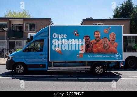 AH Supermarket Company Truck mit European Football Tournament Thema in Amsterdam Niederlande 10-6-2021 Stockfoto