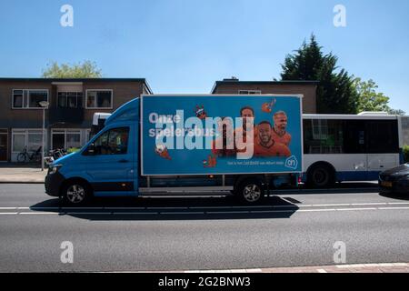 AH Supermarket Company Truck mit European Football Tournament Thema in Amsterdam Niederlande 10-6-2021 Stockfoto