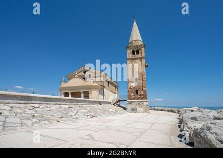 Caorle, Italien. 26.Mai 2021. Blick auf die Kirche Madonna dell'Angelo im Stadtzentrum Stockfoto