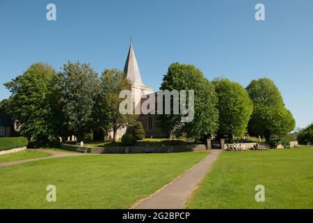 Blick auf die Pfarrkirche St. Andrew's, die sich neben dem Tye im ländlichen Dorf Alfriston in East Sussex befindet. Stockfoto