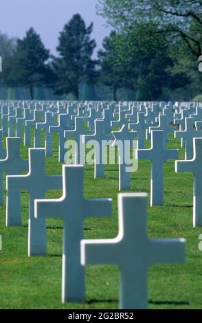 FRANKREICH. CALVADOS (14) COLLEVILLE-SUR-MER. DER AMERIKANISCHE FRIEDHOF UND DAS DENKMAL DER NORMANDIE WURDEN AM 1944. JUNI VON DER ERSTEN US-ARMEE ERRICHTET (D-DAY MEMORIAL) Stockfoto