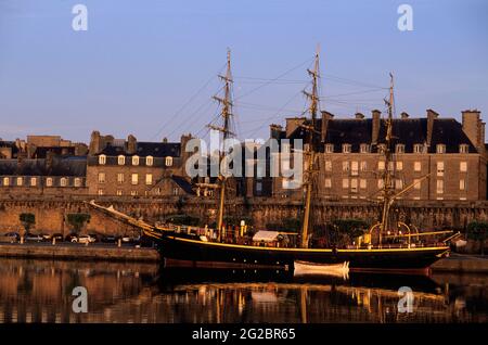 FRANKREICH. ILLE-ET-VILAINE (35) STADT SAINT-MALO. DIE REMPARTS DER BEFESTIGTEN STADT INTRA-MUROS. BASSIN VAUBAN. DAS GEORG STAGE SCHIFF LIEGT AN DER RI Stockfoto