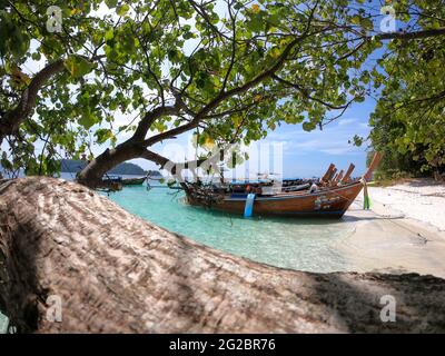 Boote auf Ko Ra WI Insel Thailand warten Touristen auf Insel Hopping Stockfoto