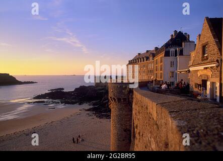 FRANKREICH. ILLE-ET-VILAINE (35) STADT SAINT-MALO. DIE REMPARTS DER BEFESTIGTEN STADT INTRA-MUROS. BON SECOURS BEACH Stockfoto