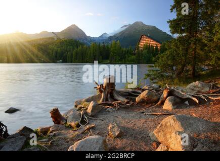 Bergsee Strbske pleso im Nationalpark hohe Tatra bei Sonnenuntergang, Slowakei, Europa Stockfoto