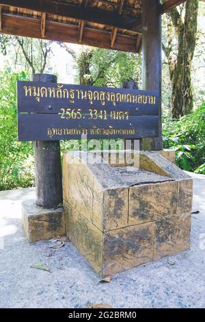 Benchmark des höchsten Punktes in Thailand im Doi Inthanon National Park, Chiang Mai, Thailand. 2,565.3341 Meter über dem mittleren Meeresspiegel Stockfoto