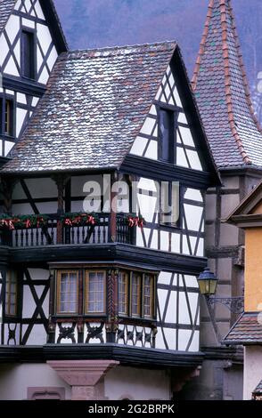 FRANKREICH. HAUT-RHIN (68) ELSASS REGION. STRASSE DER WEINE. HAUS DES DORFES KAYSERSBERG Stockfoto