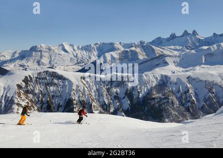 FRANKREICH. SAVOIE (73) MAURIENNE LAND. DAS SKIGEBIET SYBELLES. DORF SAINT-SORLIN-D'ARVES. SKIFAHRER VOM GIPFEL DES BALME. IN DER BACKGR Stockfoto