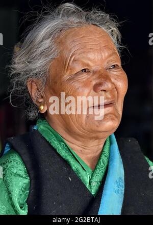 (210610) -- LHASA, 10. Juni 2021 (Xinhua) -- das Foto vom 30. April 2021 zeigt das Porträt von YangChung in Xigaze, der autonomen Region Tibet im Südwesten Chinas. YangChung, der fast 80 Jahre alt ist, arbeitete einst als Leibeigene vor der demokratischen Reform in Tibet im Jahr 1959. Als älteste Tochter einer armen Familie litt YangChung sehr unter dem alten Tibet. Als sie erst 8 Jahre alt war, begann sie als Dienerin eines Leibeigenen zu arbeiten. Tagsüber hütete sie Rinder und Schafe und erledigte Aufgaben, während sie nachts nur im Schafstall oder in der Ecke der Küche schlafen konnte. Fertig mit dem Hard Stockfoto