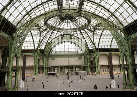 FRANKREICH. PARIS (75) 8 TH ARR. KIRCHENSCHIFF DES GRAND PALAIS. MONUMENTA 2008 AUSSTELLUNG VON RICHARD SERRA Stockfoto