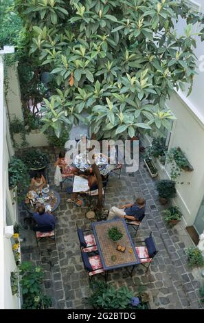 FRANKREICH. PARIS (75) 12 TH ARR. TOURISTEN, DIE IM GARTEN DES NOUVEL HOTELS FRÜHSTÜCKEN Stockfoto