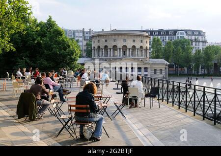 FRANKREICH. PARIS (75) 19 TH ARR. BASSIN DE LA VILLETTE. 25 DEGRE EST BAR UND RESTAURANT. IM HINTERGRUND DIE ROTONDE VON LA VILLETTE Stockfoto