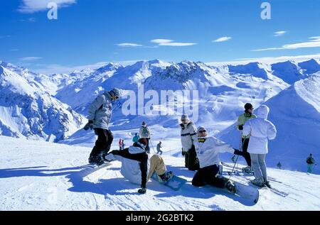 FRANKREICH. SAVOIE (73) SKIGEBIET VAL D'ISERE (HAUTE-TARENTAISE) IM MASSIV VON VANOISE. ESPACE KILLY. SNOWBOARDER Stockfoto