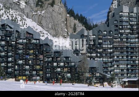 FRANKREICH. SAVOIE (73) SKIGEBIET VAL D'ISERE (HAUTE-TARENTAISE) IM MASSIV VON VANOISE. ESPACE KILLY. MODERNES GEBÄUDE IM VIERTEL LA DAILLE Stockfoto