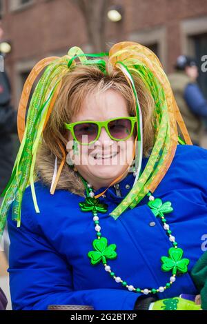 Die Öffentlichkeit genießt einen typischen kanadischen Tim Hortons Kaffee, während sie sich die 28. Ausgabe der St. Patrick's Day Parade ansieht, die viertgrößte in t Stockfoto