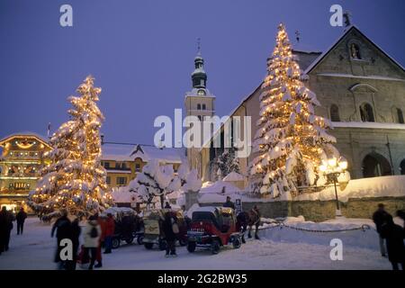 FRANKREICH. HAUTE-SAVOIE (74) VAL D'ARLY UND MONT-BLANC. MEGEVE SKIGEBIET. WEIHNACHTSBAUM AUF DEM DORFPLATZ BEI NACHT (IM BACKGROUN Stockfoto